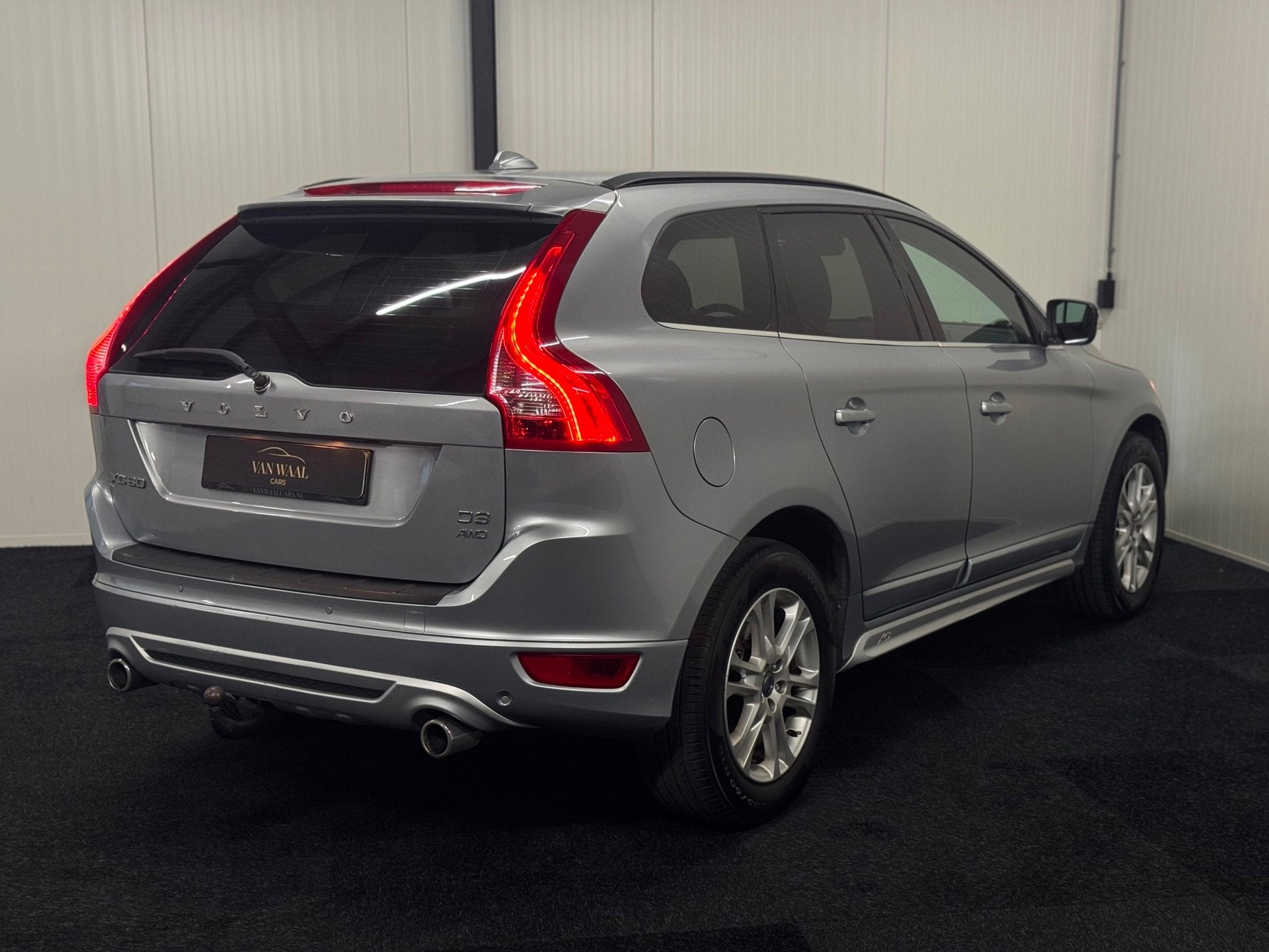Volvo XC60 2.4D AWD R-Design 225PK AUTOMAAT/LEDER/CLIMA/CRUI, Auto's, Automaat, Euro 5, Gebruikt, Zwart