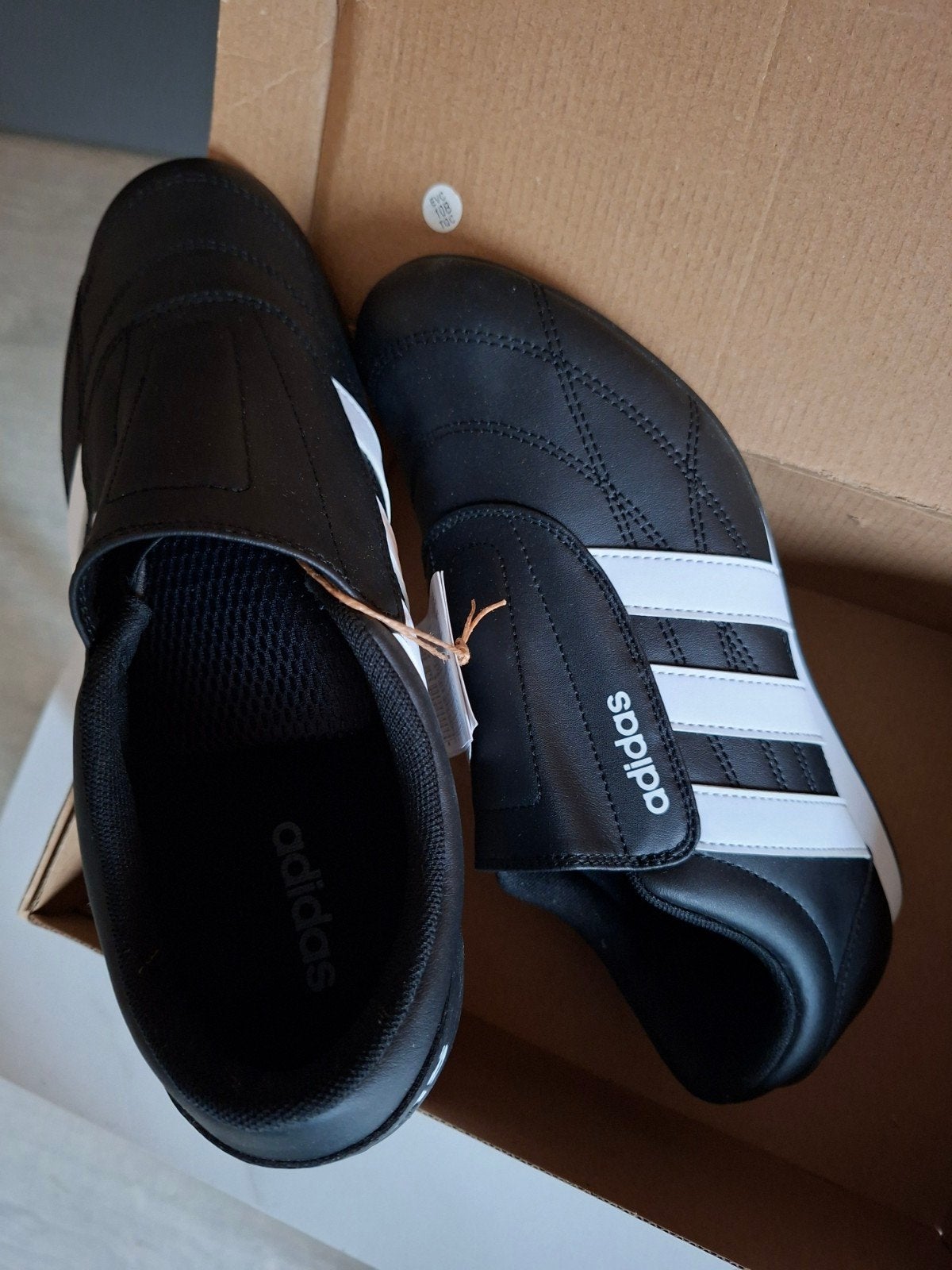 Nieuwe Adidas instappers - zwart met wit, Ophalen of Verzenden, Nieuw, Zwart