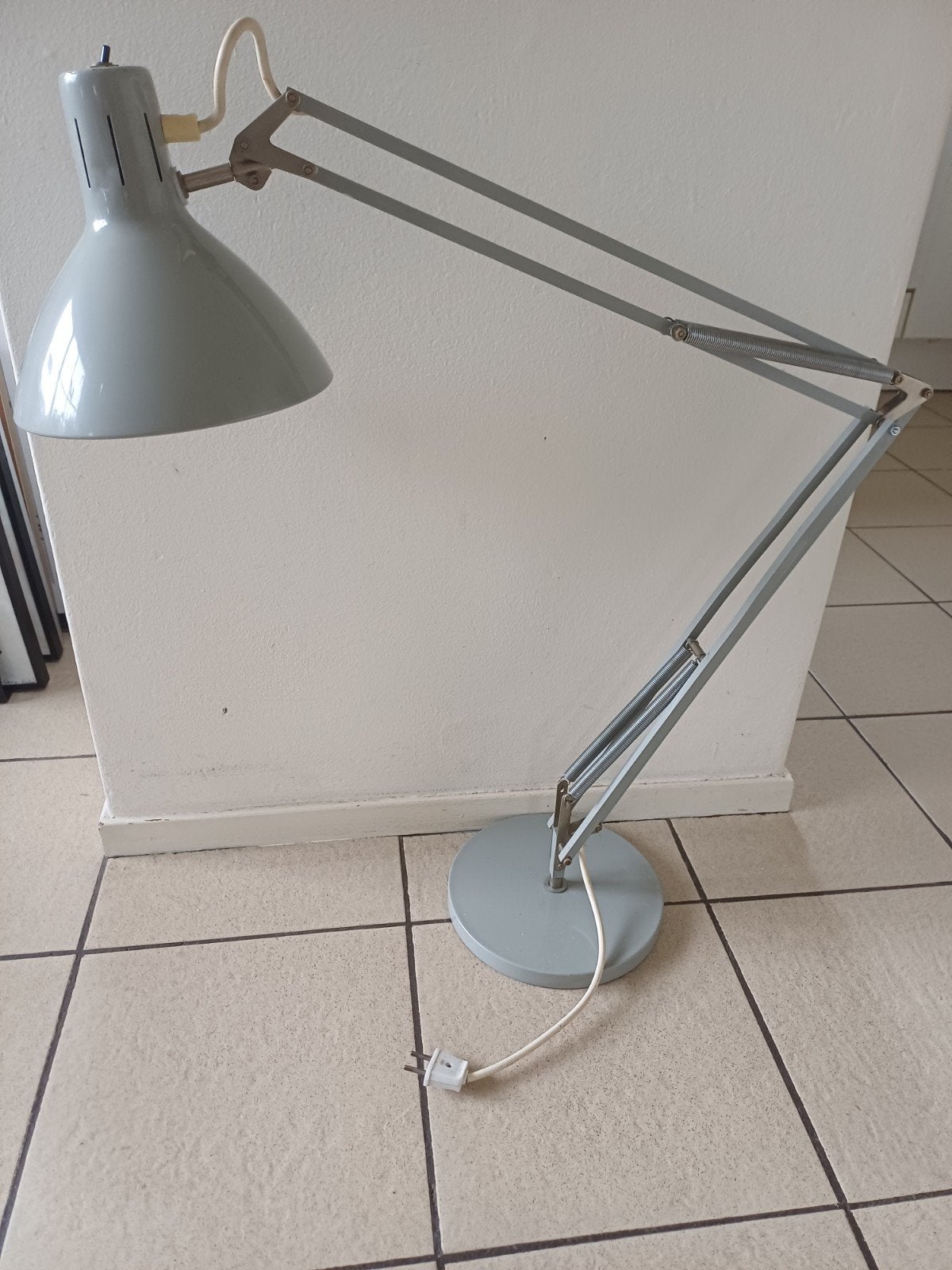 Mooie Hala Zeist vintage bureaulamp in een lichtgrijze kleur, Gebruikt, Vintage, Ophalen of Verzenden, Minder dan 100 cm