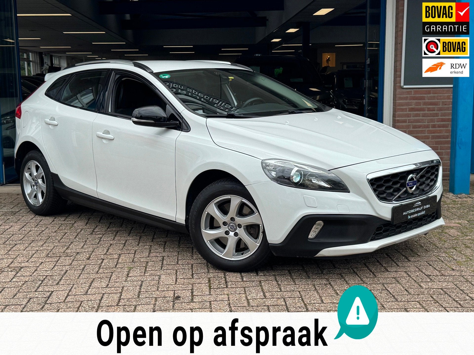 Volvo V40 Cross Country 1.5 T3 Nordic+ 2016 AUT NAVI Trekh, Auto's, Volvo, Stof, 700 kg, Wit, Origineel Nederlands