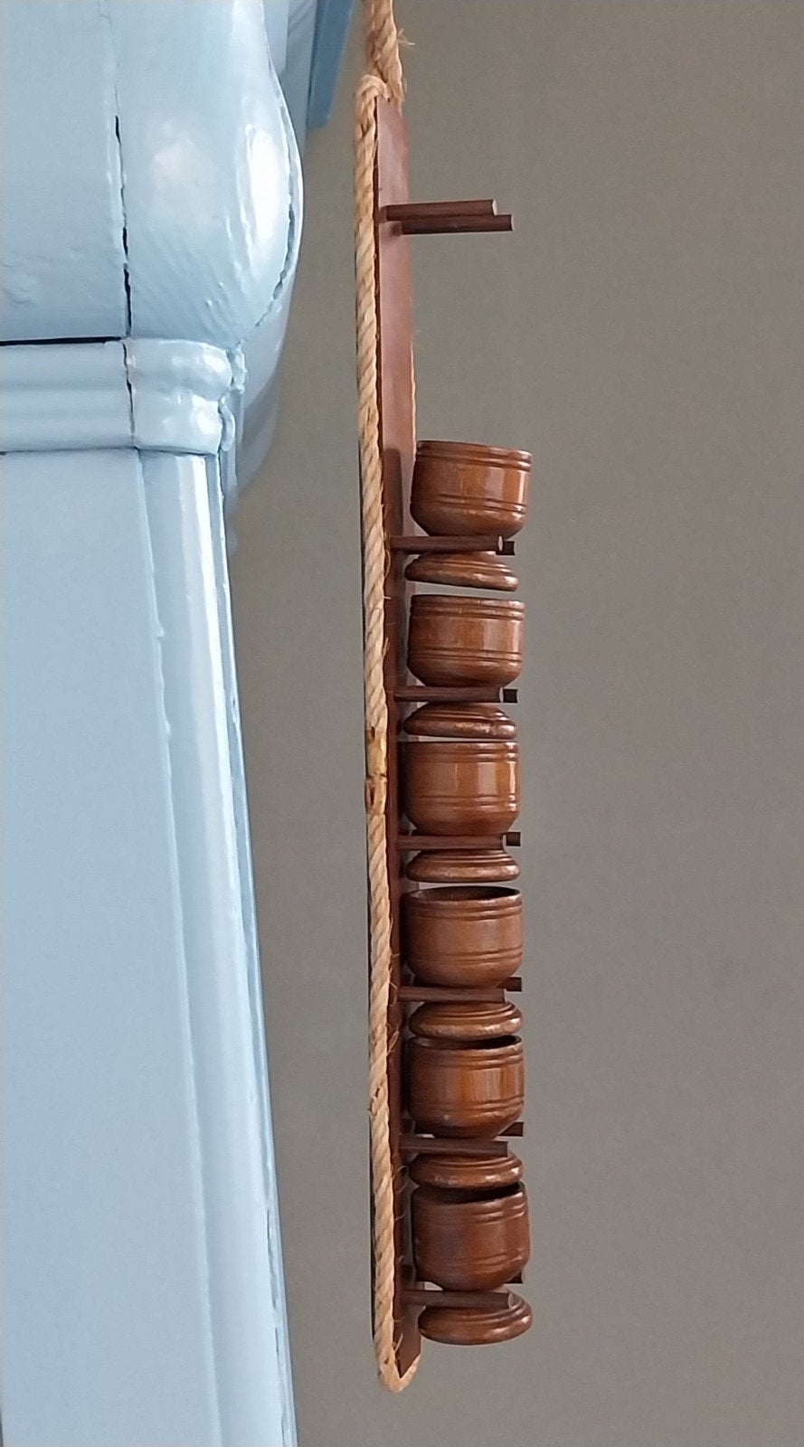 Vintage houten rek met eierdopjes en touwophanging, Ophalen of Verzenden