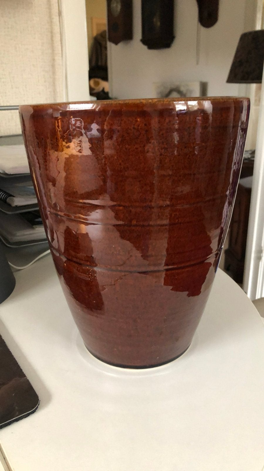 Roodbruine glanzende vaas/pot, Ophalen
