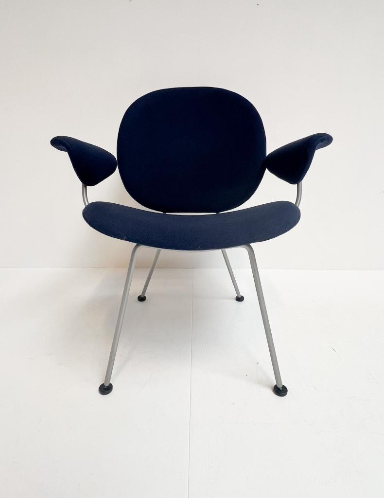 Donkerblauwe Kembo fauteuil van W.H. Gispen, na 2000, Huis en Inrichting, Gebruikt, Minder dan 75 cm, Design, Ophalen of Verzenden