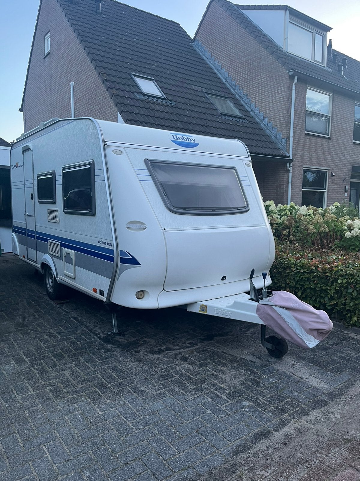 Hobby Easy de Luxe,inc voortent+luifel,Bovag gekeurd,Lichtgw, Vast bed, Hobby, 750 - 1000 kg, Particulier