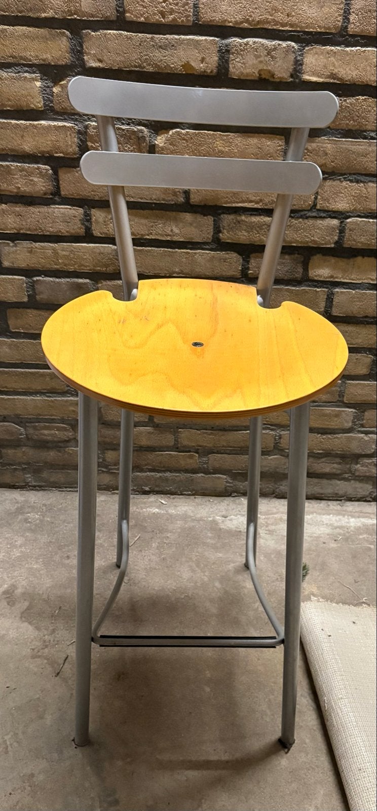 Barkruk met houten zitting en metalen frame, Ophalen, Gebruikt, Met voetsteun, Hout