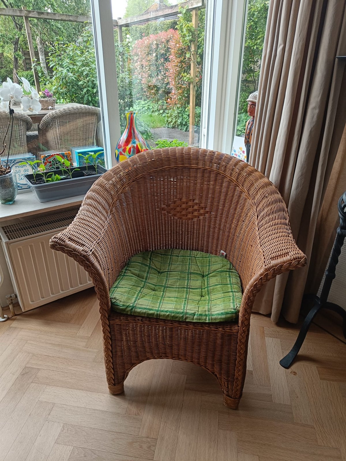 Rieten stoel met kussen, Huis en Inrichting, Fauteuils, Ophalen, Zo goed als nieuw, 75 tot 100 cm, Riet of Rotan