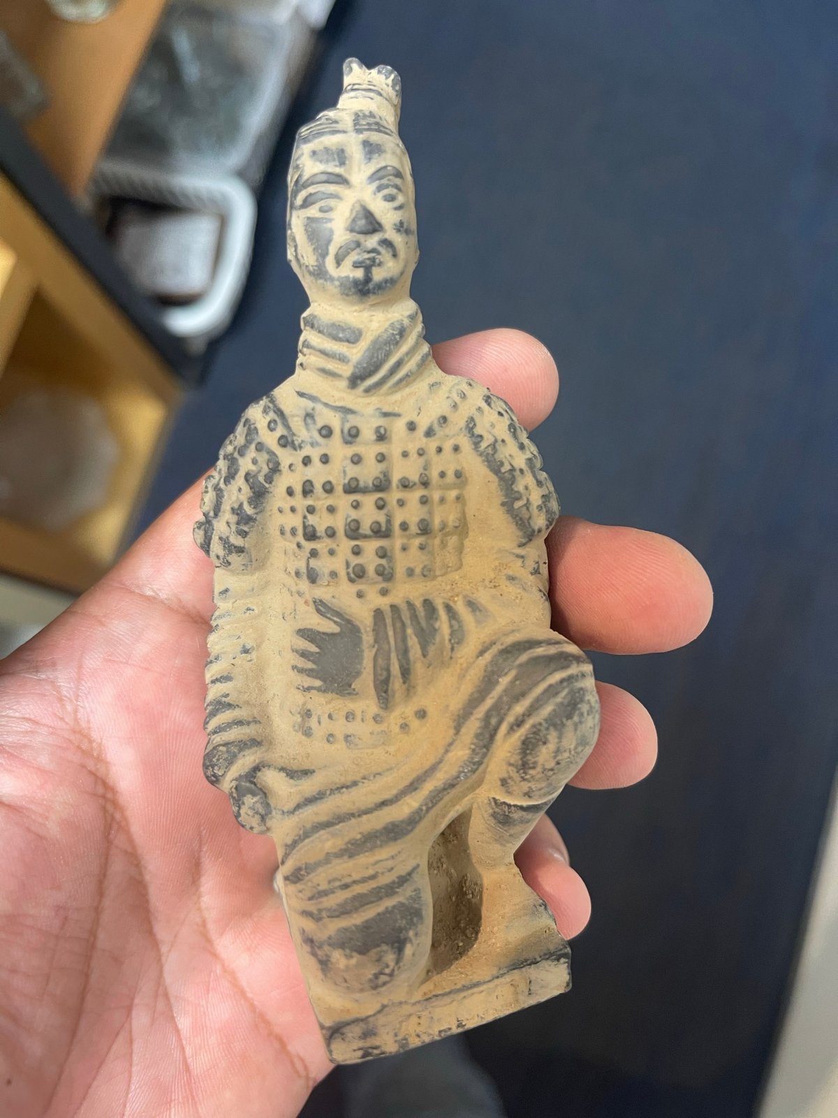 Terracotta Leger Beeldje - Kniezende Krijger, Minder dan 20 cm, Ophalen of Verzenden, Handgemaakt, Steen of Keramiek