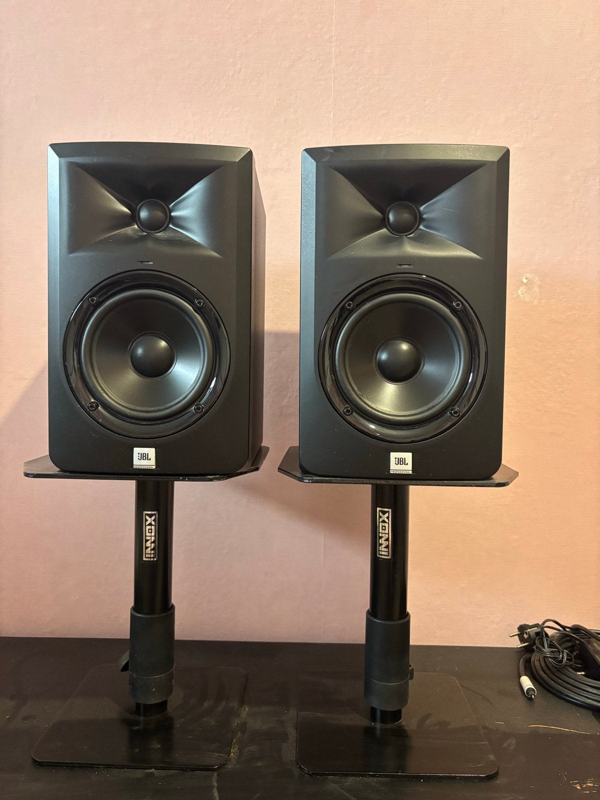 JBL LSR305 Studiomonitoren met Innox statief (set van 2), Studiomonitor, Inclusief kabels, JBL, Ophalen of Verzenden