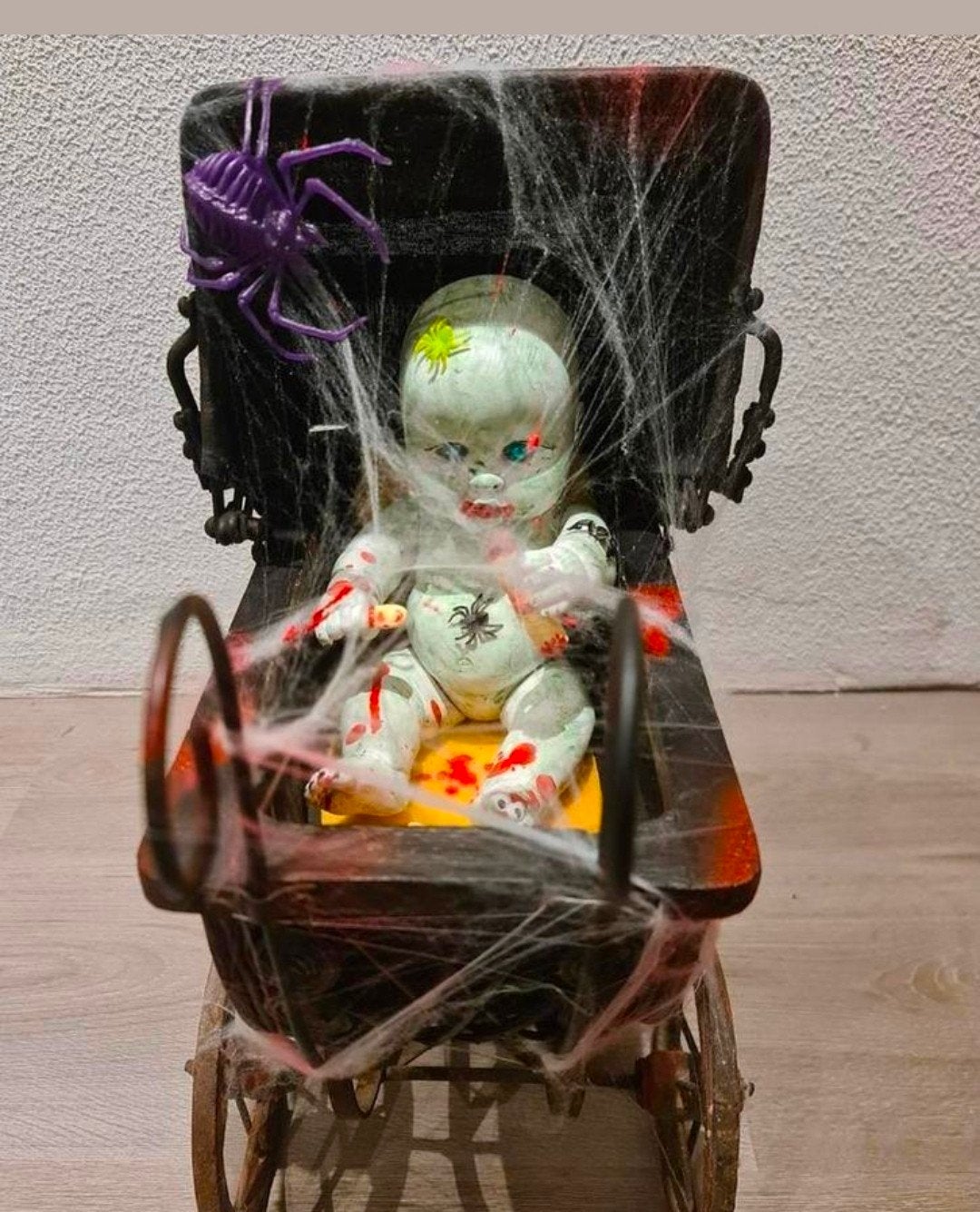 Griezelige Halloween Decoratie: Zombie Baby in Kinderwagen, Ophalen, Gebruikt, Versiering, Halloween of Griezel
