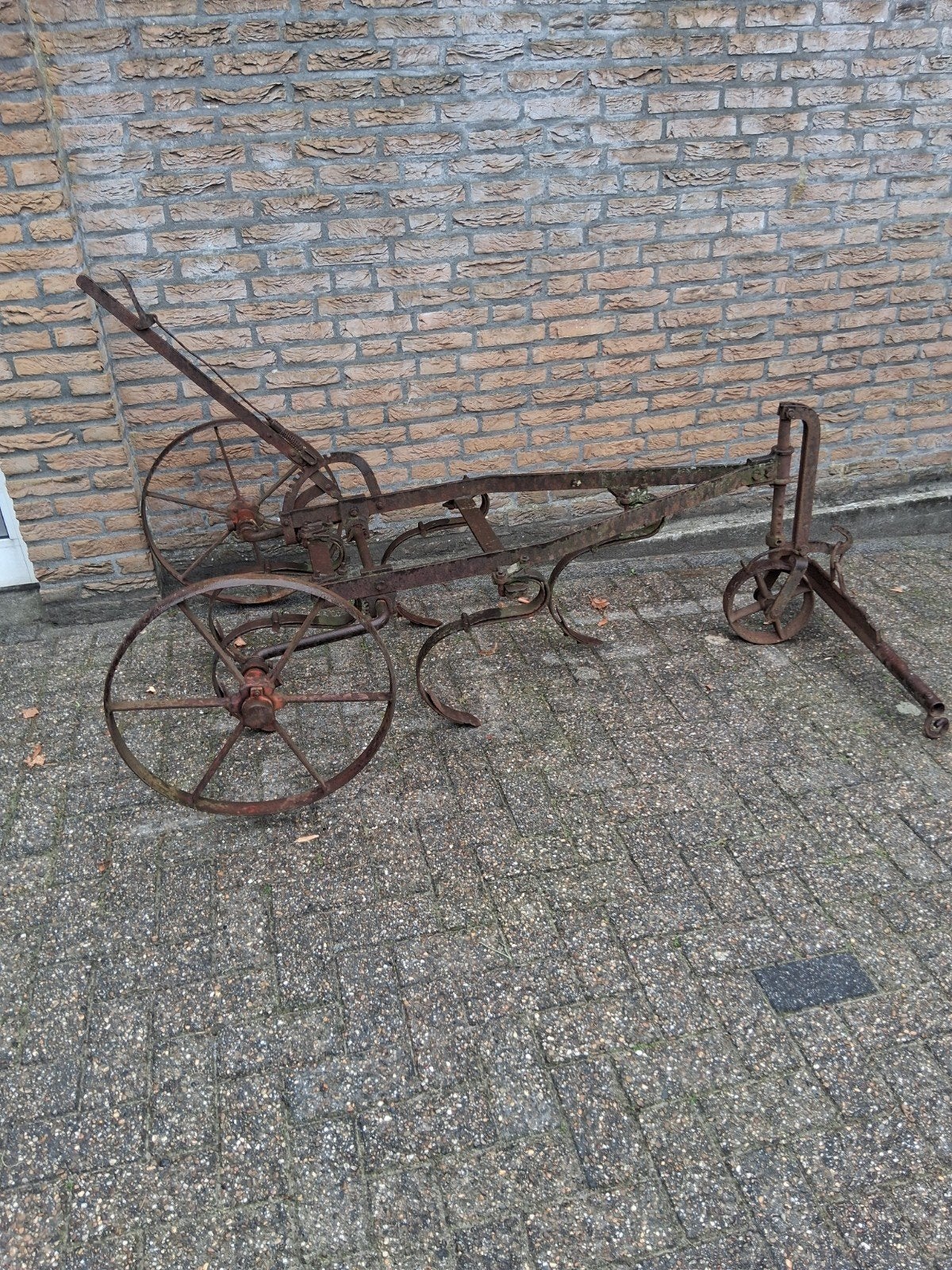 Oude cultivator voor grondbewerking, Ophalen