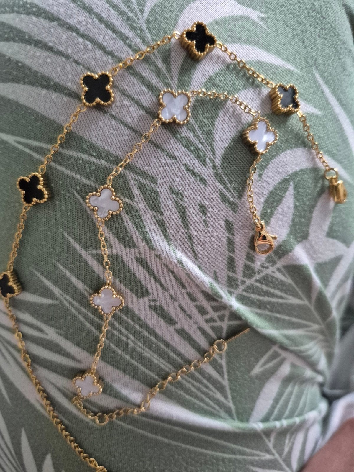 Gouden aembandjes met klavertjes vier (zwart/wit), Ophalen of Verzenden, Zo goed als nieuw, Goud, Overige materialen