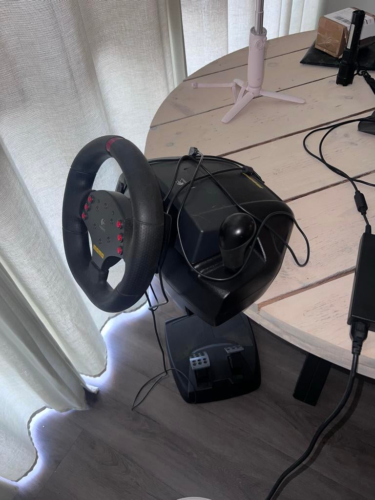 Logitech stuur met gaspandalen, Ophalen of Verzenden, Gebruikt, Racen en Vliegen