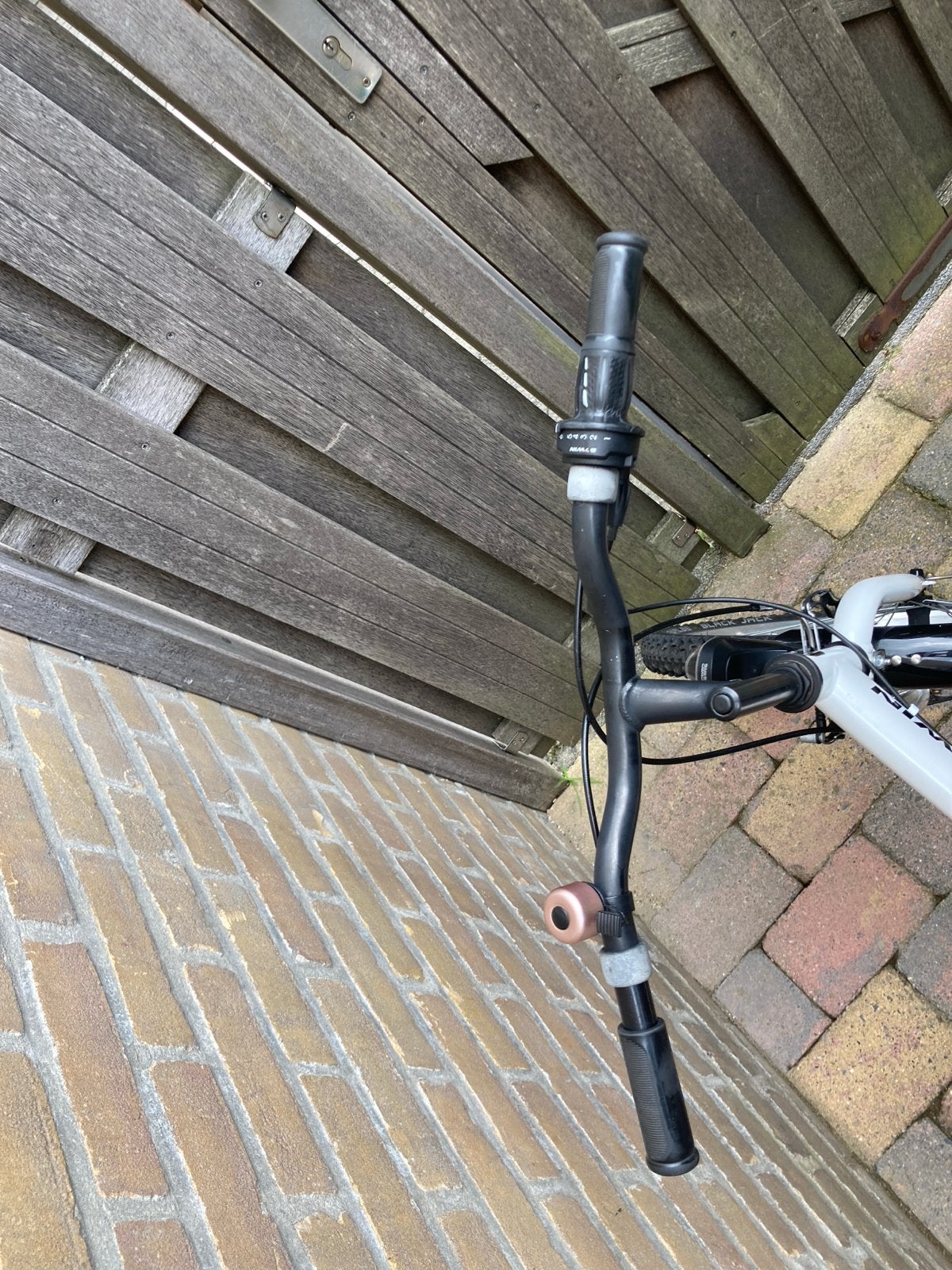 B'TWIN Kinderfiets 24 inch - Wit, Fietsen en Brommers, Fietsen | Meisjes, Ophalen, Velgrem, Handrem, Gebruikt