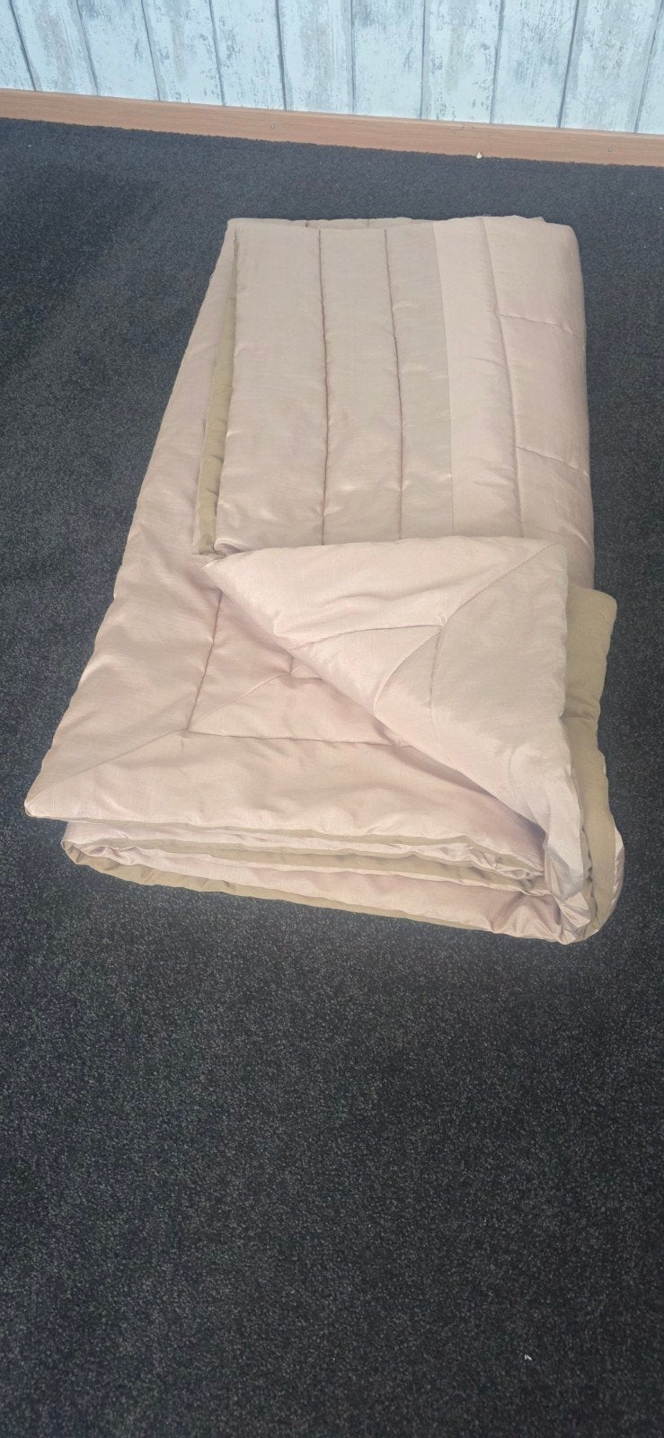 Gewatteerde sprei 2.40x2.40 taupe/beige, Huis en Inrichting, Ophalen of Verzenden, Tweepersoons, Beige, Overige typen