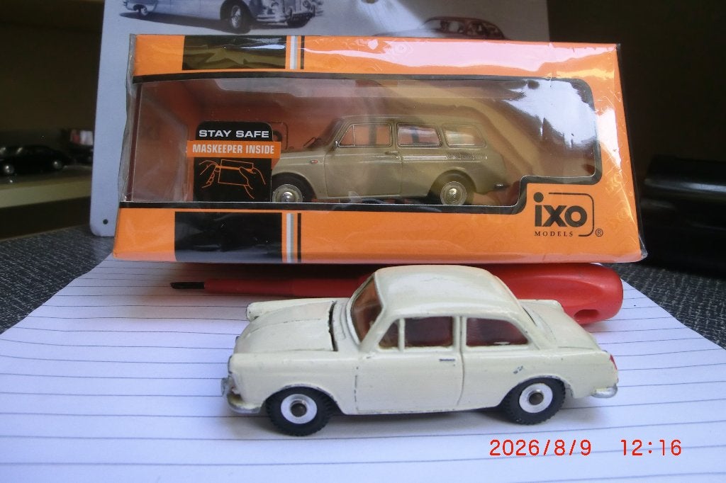 2x VW 1500 :43, Hobby en Vrije tijd, Ophalen of Verzenden, Gebruikt, Auto, Dinky Toys