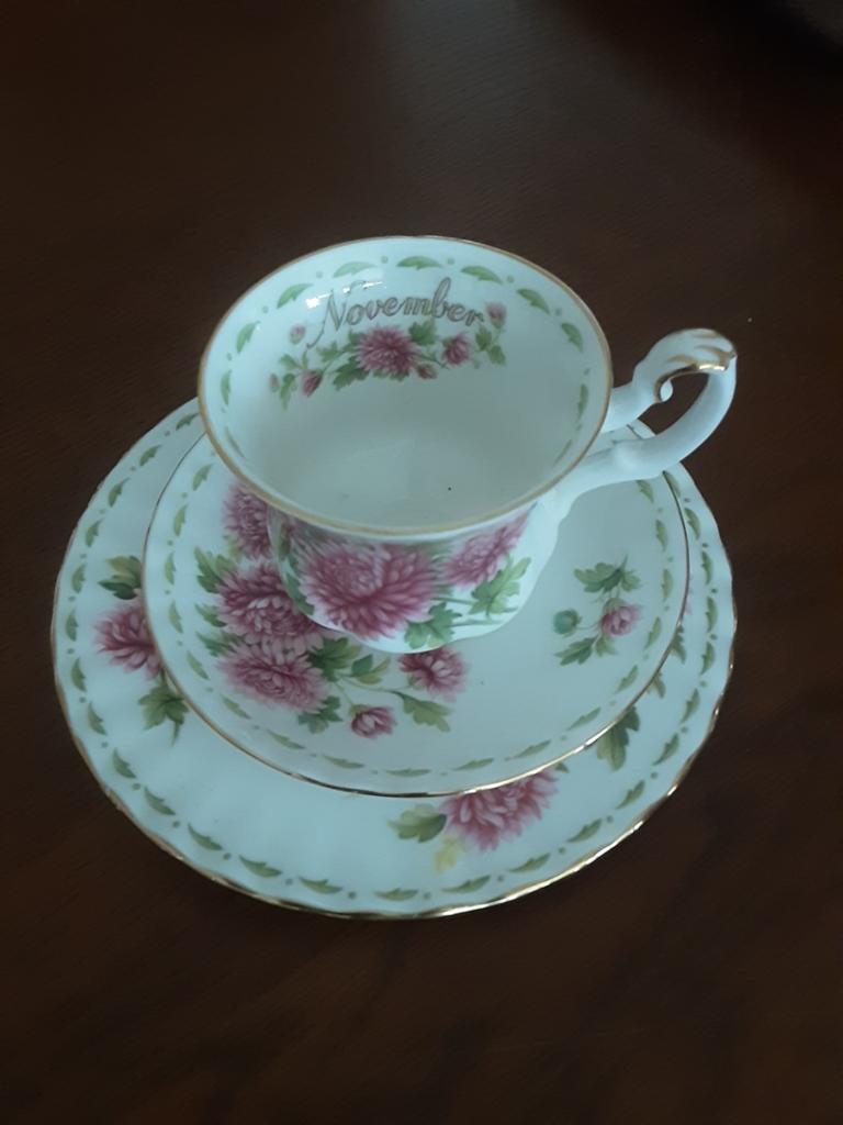 Royal Albert Setje Flower of the Month November, Antiek en Kunst, Antiek | Servies los, Ophalen of Verzenden