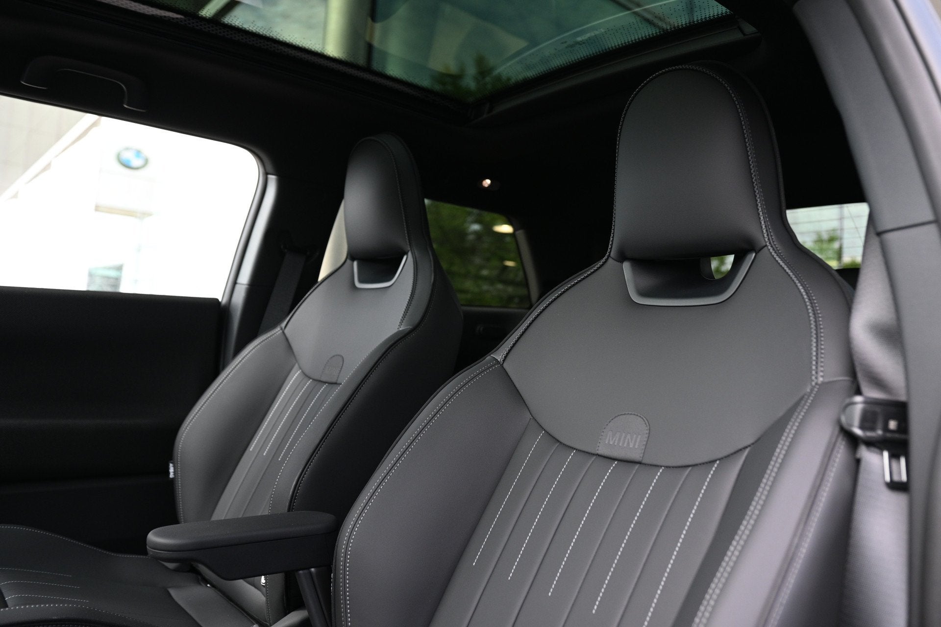 MINI Hatchback Cooper E / John Cooper Works / Pakket L / 18", Auto's, Dealer onderhouden, Lane Departure Warning, Zwart, 4 stoelen