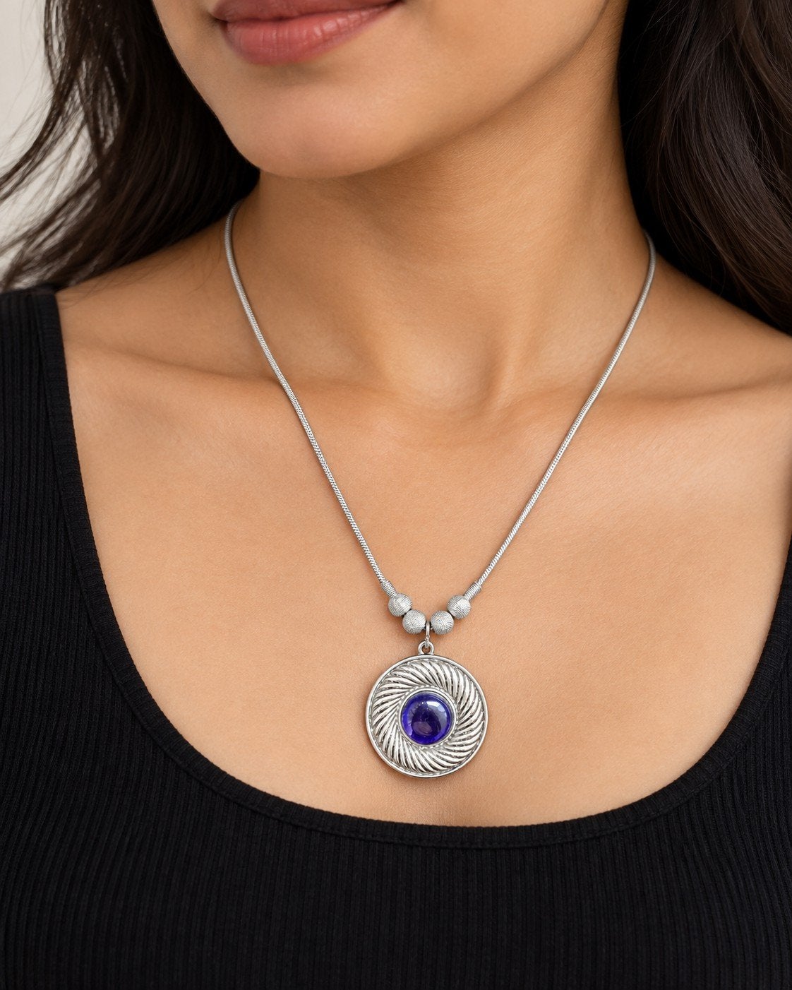 Nieuwe zilverkleurige boho ketting met blauwe ronde hanger, Ophalen of Verzenden, Nieuw, Zilver, Overige materialen