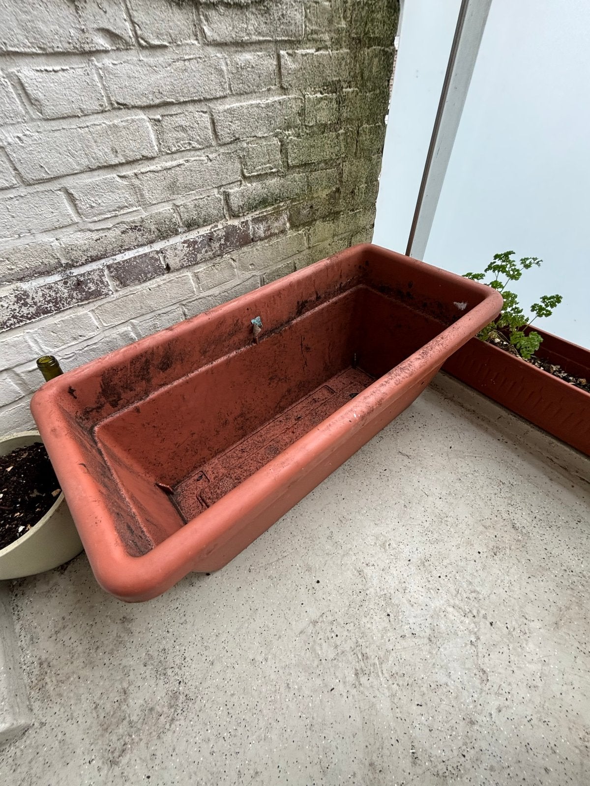 Grote terracotta bloembak voor balkon of tuin, Ophalen, Kunststof, Gebruikt, Minder dan 30 cm