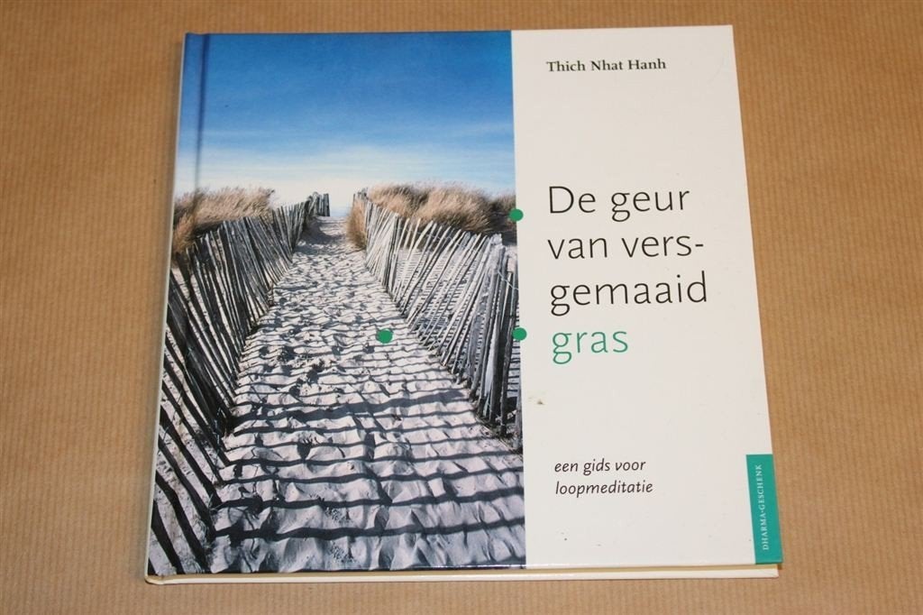 Geur Versgemaaid Gras — Gids Loopmeditatie, Ophalen of Verzenden, Zo goed als nieuw, Overige onderwerpen, Achtergrond en Informatie