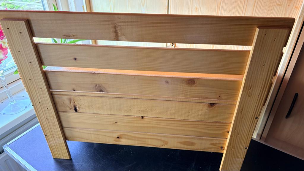 Houten kinderbankje met opbergruimte, Ophalen, Zo goed als nieuw