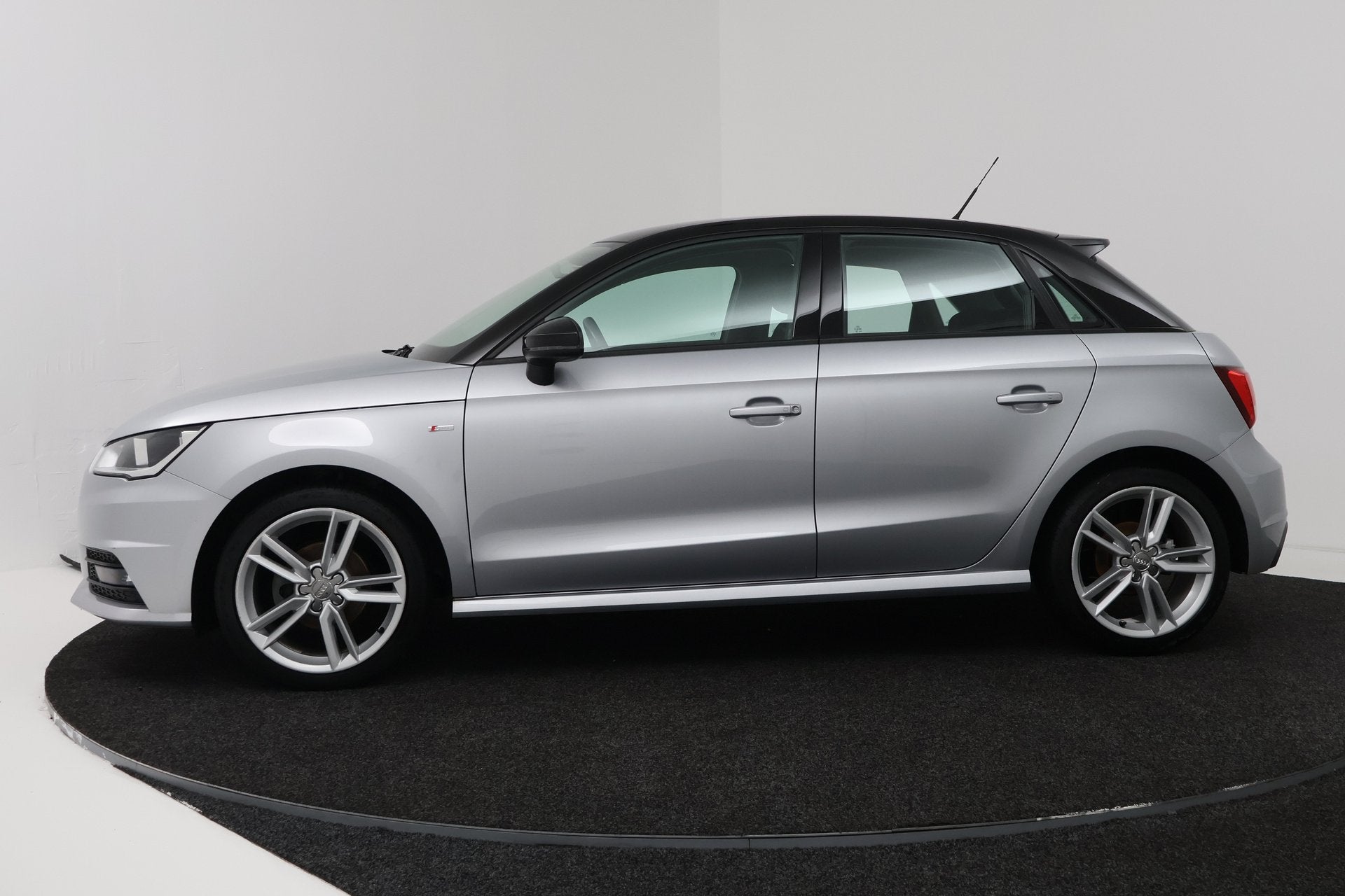 Audi A1 Sportback 1.0 TFSI Adrenalin (CRUISE CONTROL, NAVIGA, Auto's, Voorwielaandrijving, Start-stop-systeem, Stof, 4 stoelen