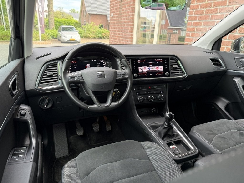 SEAT Ateca 1.0 EcoTSI St BnsInt VIRTUAL.COCKPIT / CARPLAY /, Auto's, Stof, Gebruikt, Zwart, Origineel Nederlands