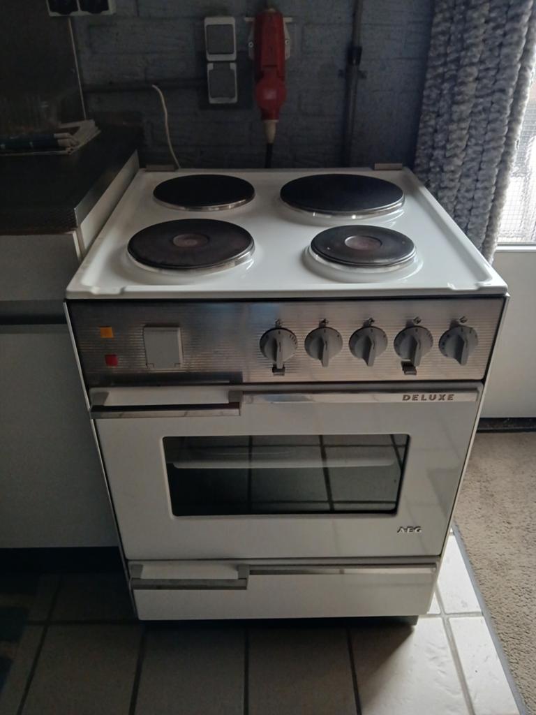 Vintage  AEG elektrische fornuis, Vrijstaand, 85 tot 90 cm, Elektrisch, 4 kookzones