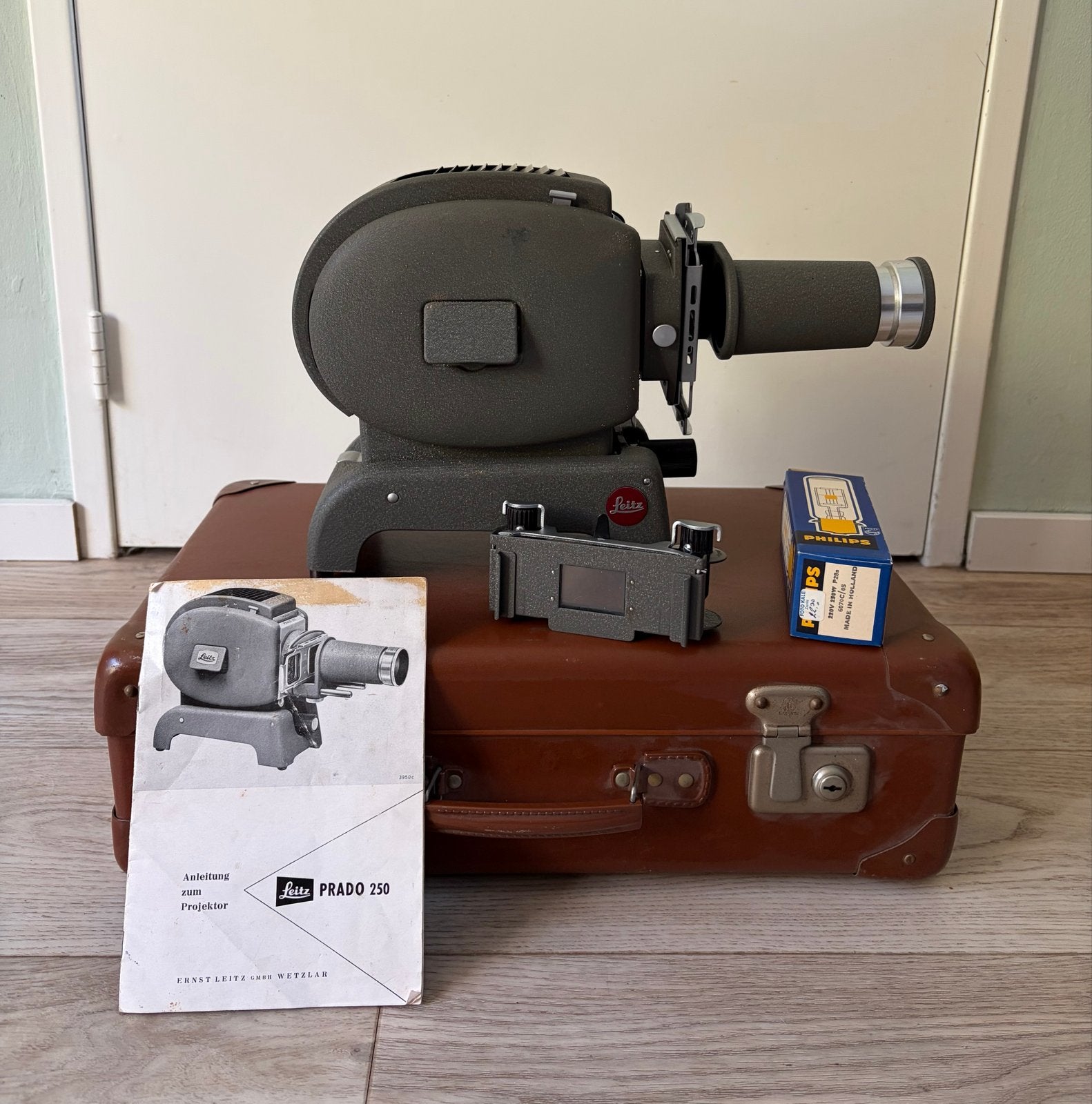 Leitz Prado 250 Dia- en filmprojector met koffer, Ophalen, Gebruikt, Met scherm