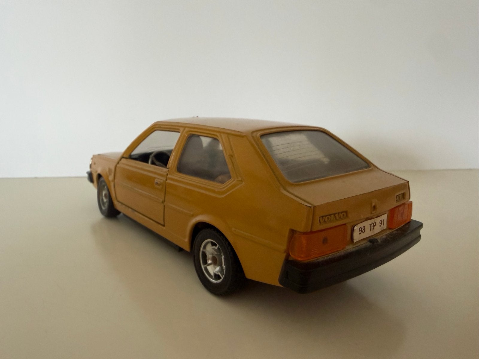 Modelauto 1:24 Volvo 343 - Geel, Hobby en Vrije tijd, Ophalen of Verzenden, Gebruikt, Auto, Overige merken