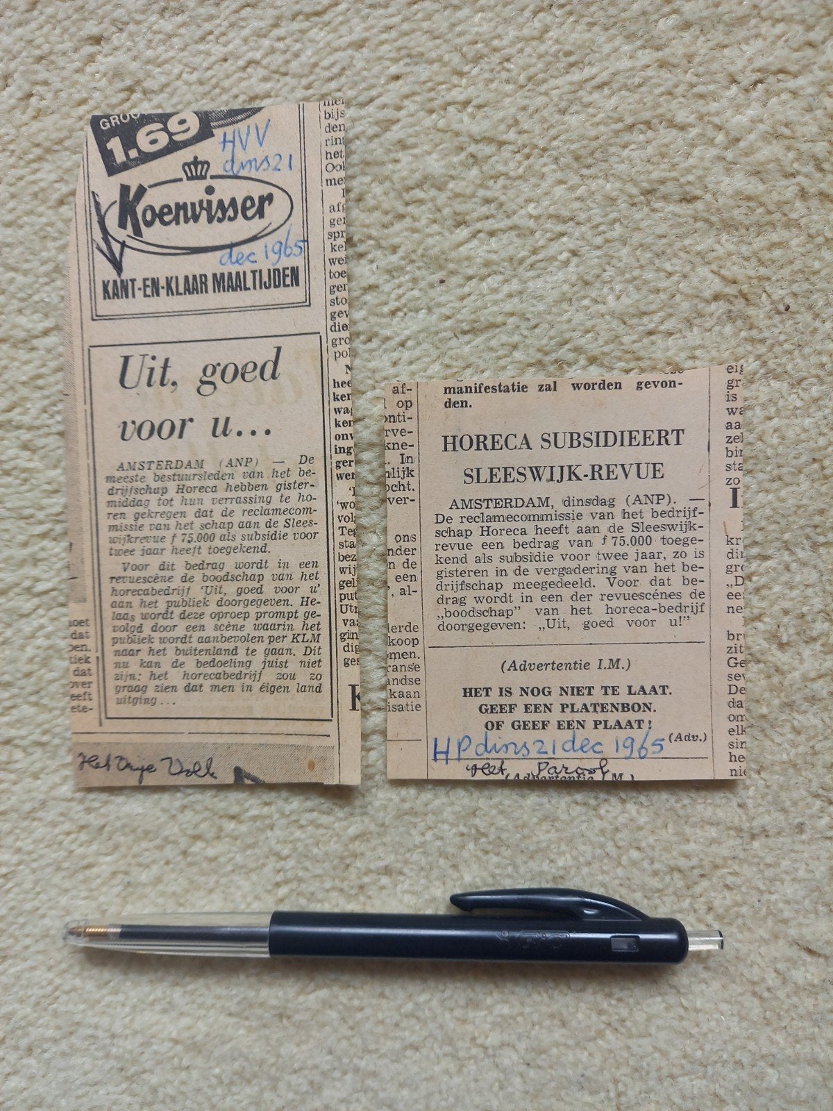 2 knipsels UIT GOED VOOR U - Sleeswijk-revue, 1965, Verzamelen, Tijdschriften, Kranten en Knipsels, Verzenden, 1960 tot 1980, Knipsel(s)