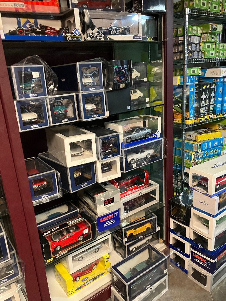 1:18 schaalmodellen bij Miniatuurautowinkel, Auto, ., Zo goed als nieuw, .