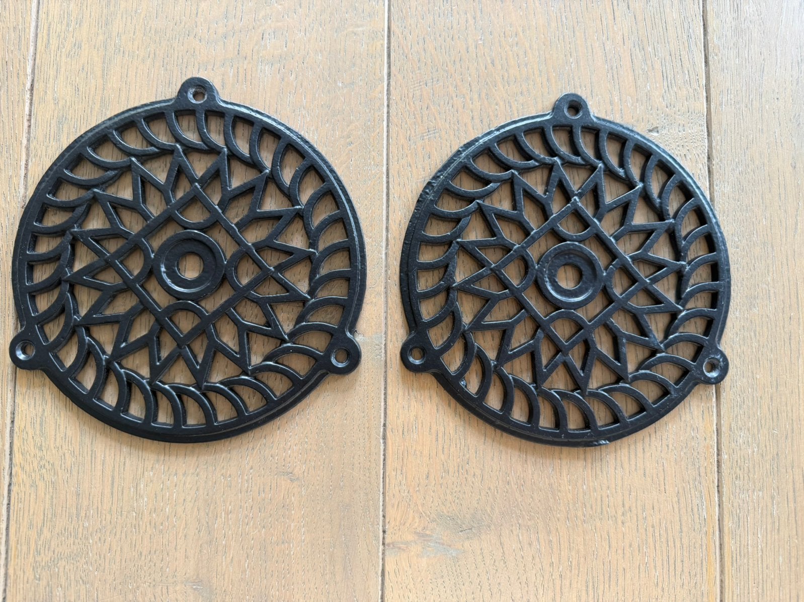 Gietijzeren ventilatieroosters rond 16 cm zwart, Ophalen of Verzenden, Zo goed als nieuw