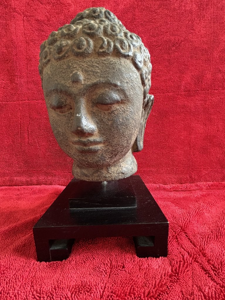Boeddha Hoofd op Luxe Museum Sokkel (33 cm), Meerkleurig, Beeld, Steen/keramiek, 33 cm