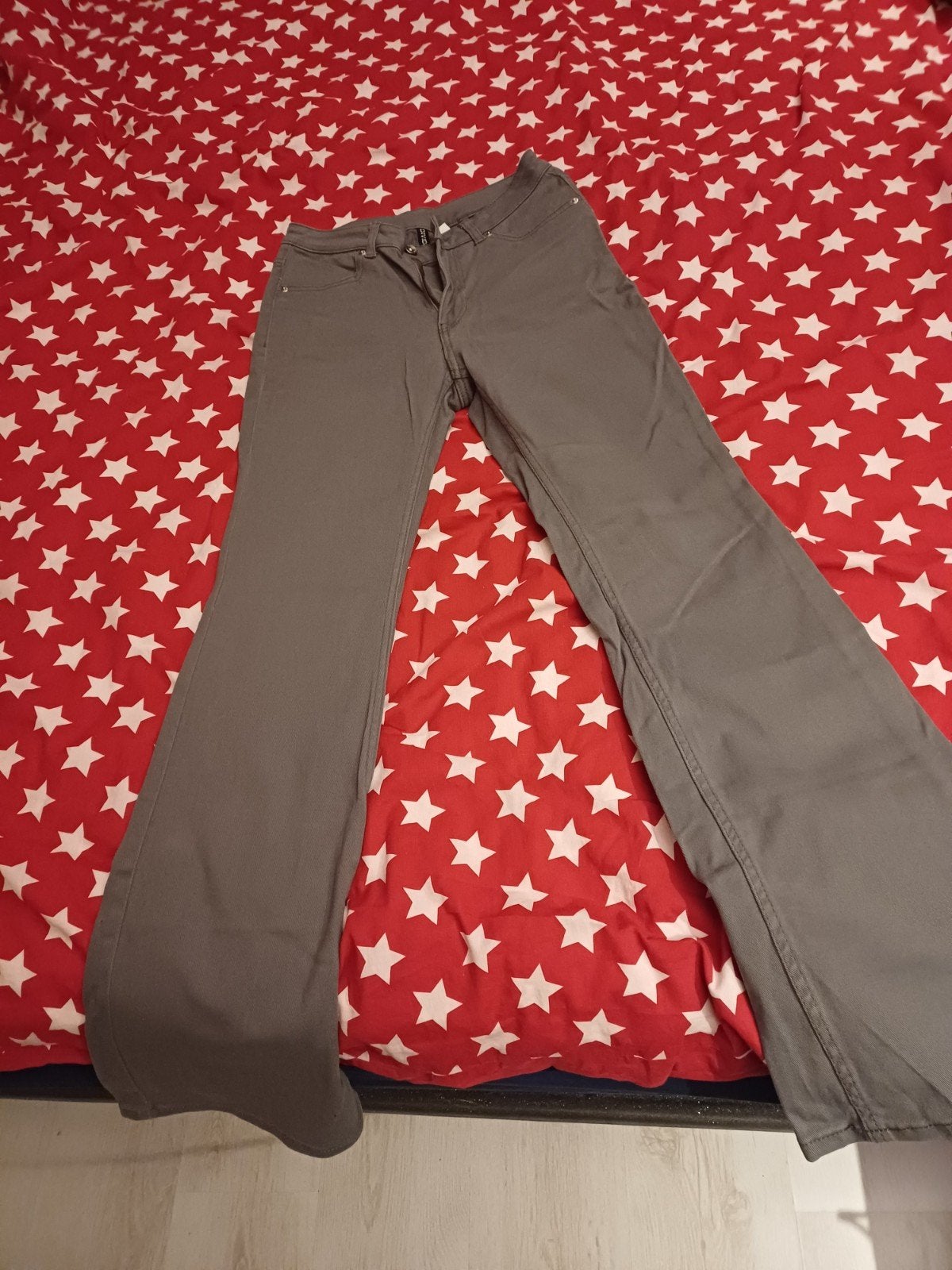 H&M DIVIDED Grijze Flared Broek Maat 36 (S), Ophalen of Verzenden, Zo goed als nieuw, Maat 36 (S), H&M DIVIDED