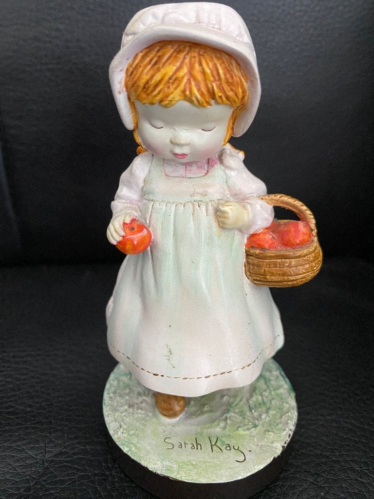 Beeldje Sarah Kay: Het meisje met de appels, 2010, Ophalen of Verzenden, Zo goed als nieuw, Mens