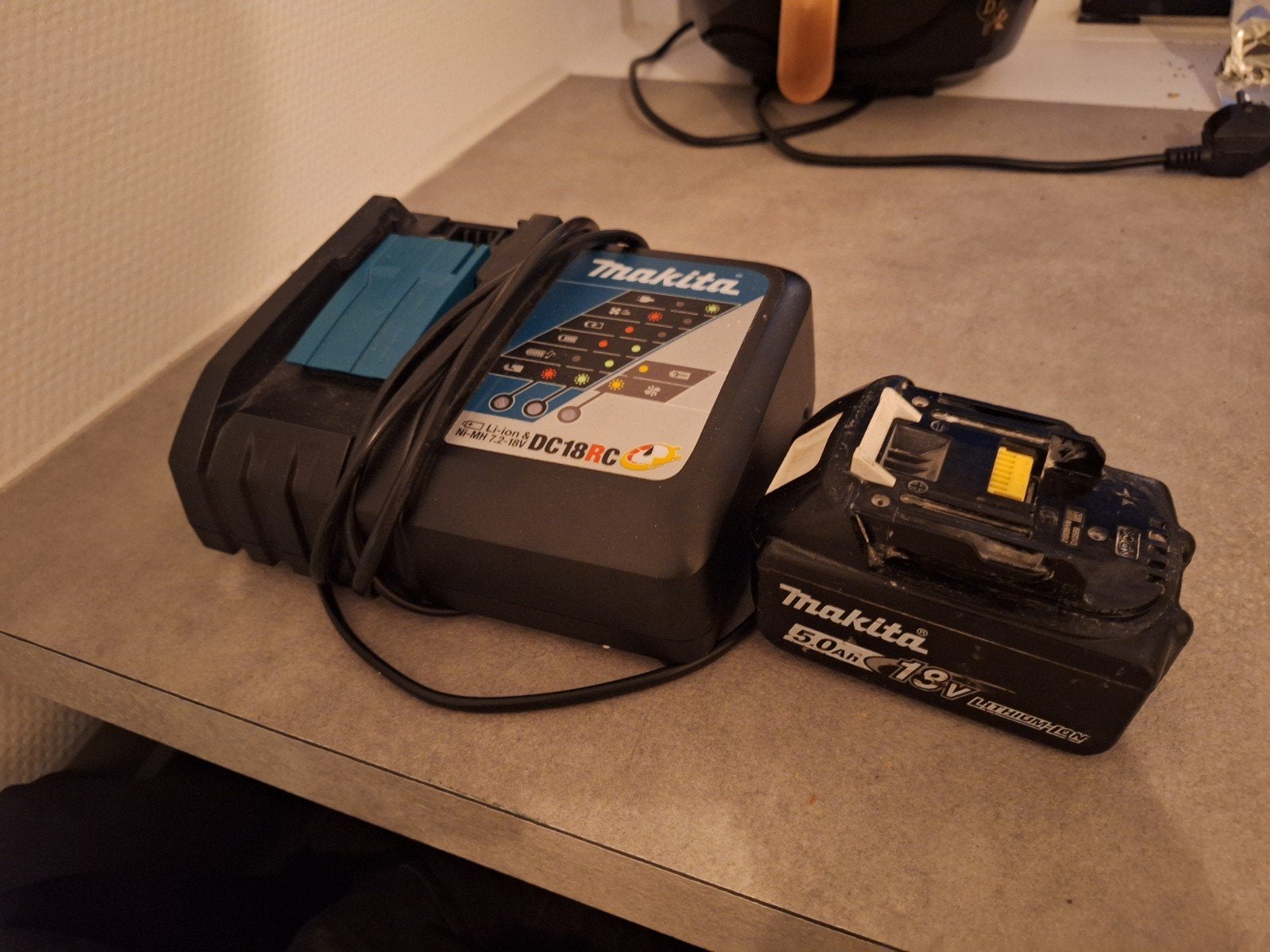 Makita snellader met 18v 5Ah accu, Doe-het-zelf en Verbouw, Gereedschap | Machine-onderdelen en Toebehoren, Ophalen of Verzenden