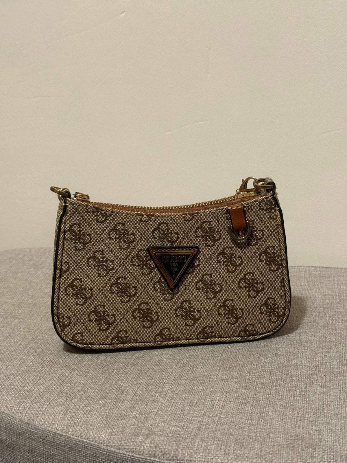 Guess schoudertasje met logo print, Ophalen of Verzenden, Zo goed als nieuw, Bruin, Schoudertasje