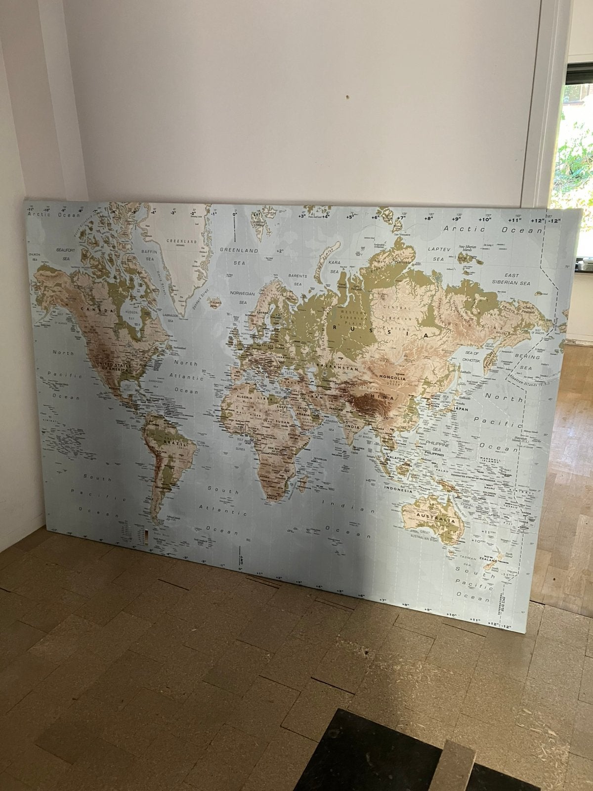 Grote wereldkaart  IKEAop aluminium frame 200 x 140 cm, Huis en Inrichting, Woonaccessoires | Schilderijen, Tekeningen en Foto's