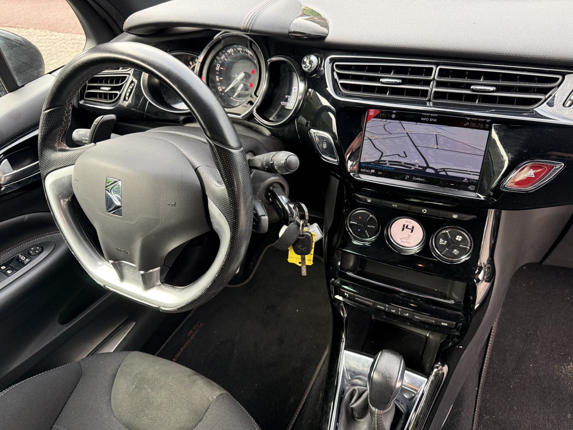 DS DS 3 1.2T 110pk PT Performance Line Aut6, Clima | Navi &, Auto's, Dealer onderhouden, 1199 cc, Alcantara, Origineel Nederlands