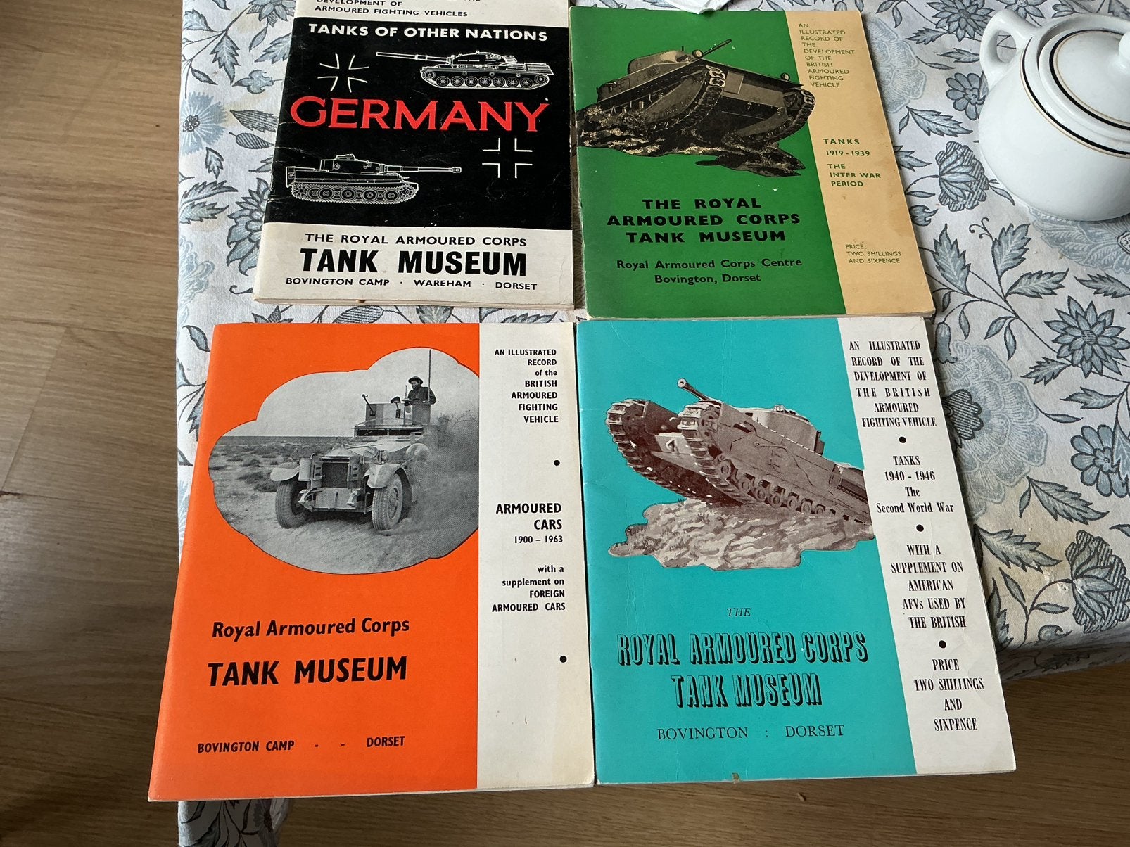 Military boekjes over oude tanks, Ophalen of Verzenden, 1945 tot heden, Gelezen, Landmacht
