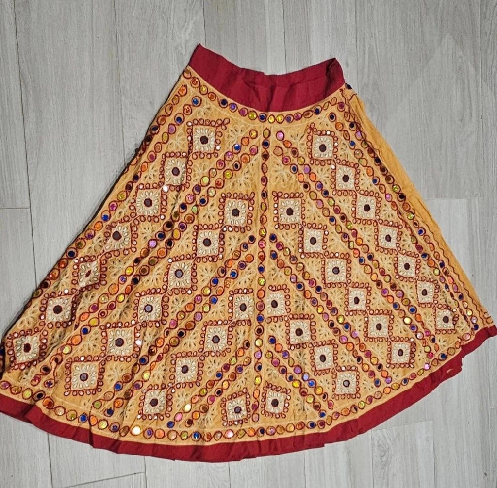 Mooie buikdans rok met borduursels, maat M, Ophalen of Verzenden, Zo goed als nieuw, Maat 38/40 (M), Rood