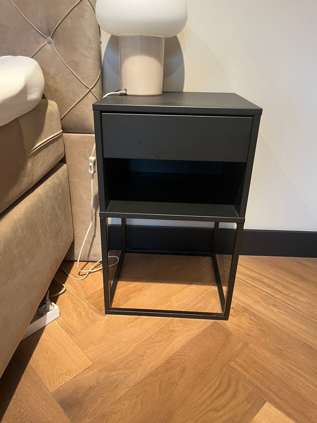 IKEA VIKHAMMER Nachtkastjes, Huis en Inrichting, Ophalen, Zo goed als nieuw, Minder dan 45 cm, 55 tot 70 cm