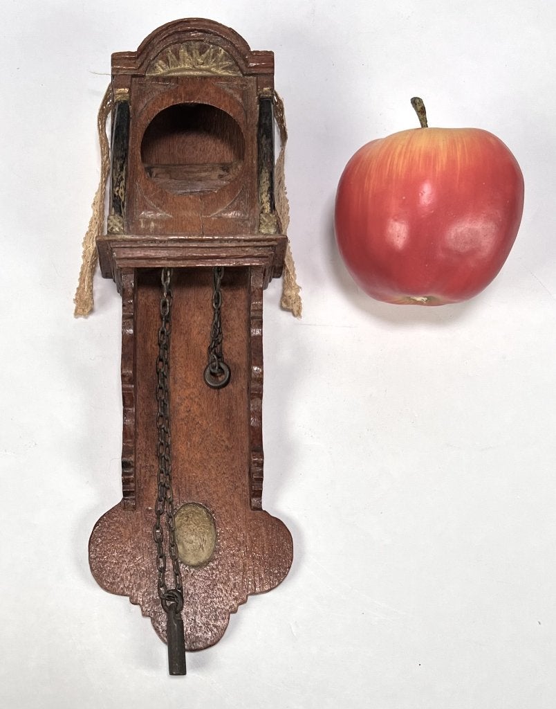 1285. Zakhorloge houder - hout met messing ornamenten, Ophalen