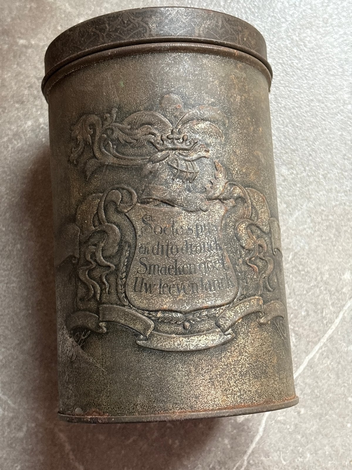 Antieke blikken bus met reliëf van JAMIN VOC-thema, Ophalen of Verzenden