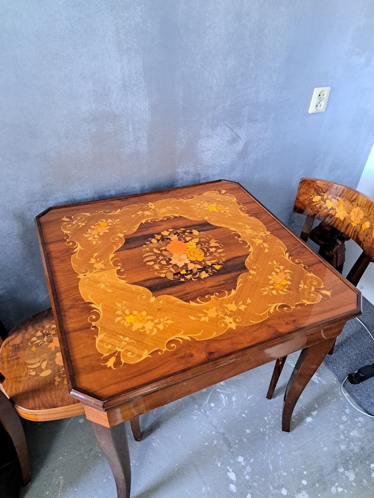 Antieke Italiaanse speeltafel met roulette en schaak, Een of twee spelers, Ophalen, Gebruikt