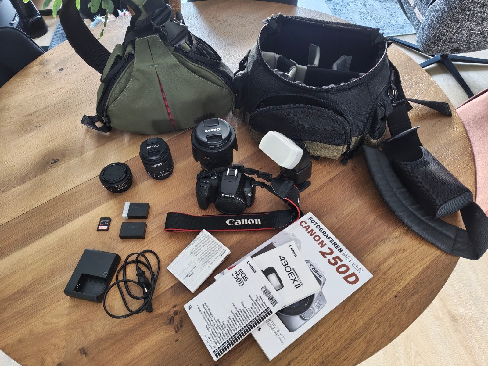 Canon EOS 250d met 287 clicks, camera set met 3 lenzen, Ophalen, Zo goed als nieuw