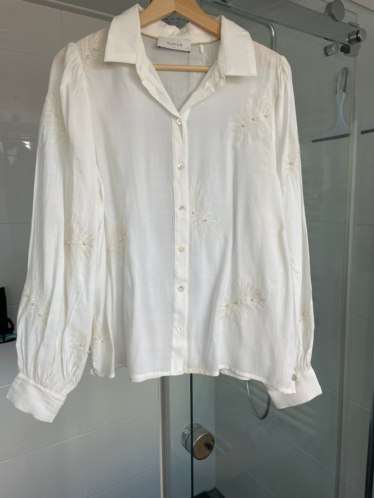 Nukus Milanova blouse met borduursels en parels, Ophalen of Verzenden, Zo goed als nieuw, Maat 42/44 (L), Wit
