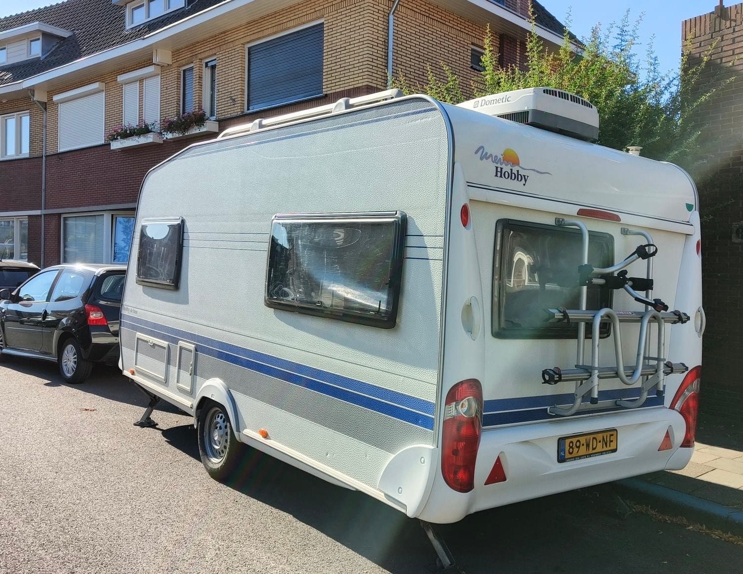 Hobby caravan met airco, mover, voortent, luifel, fietsenrek, Caravans en Kamperen, Caravans, Vast bed, Hobby, Treinzit, Tot en met 3
