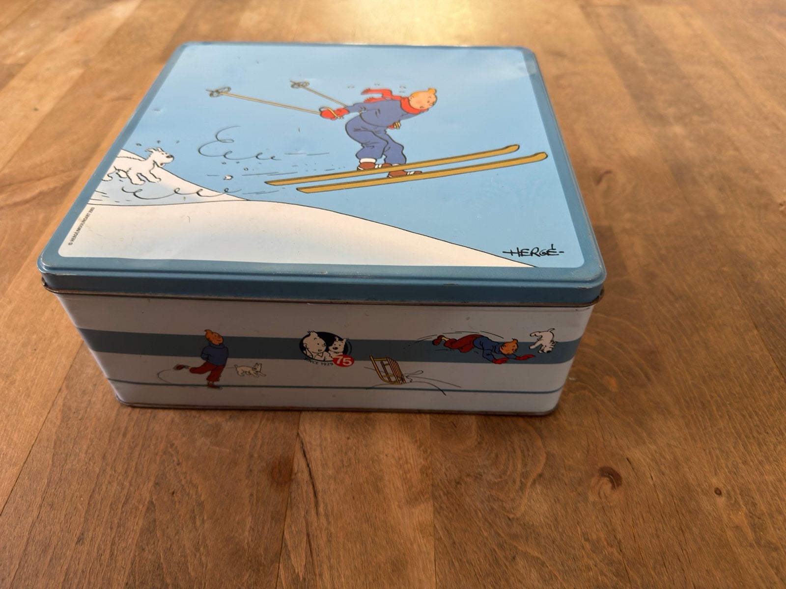Blik Kuifje Hergé Skiën - Vintage Verzamelobject koekblik, Ophalen of Verzenden, Gebruikt, Koek(jes), Overige merken